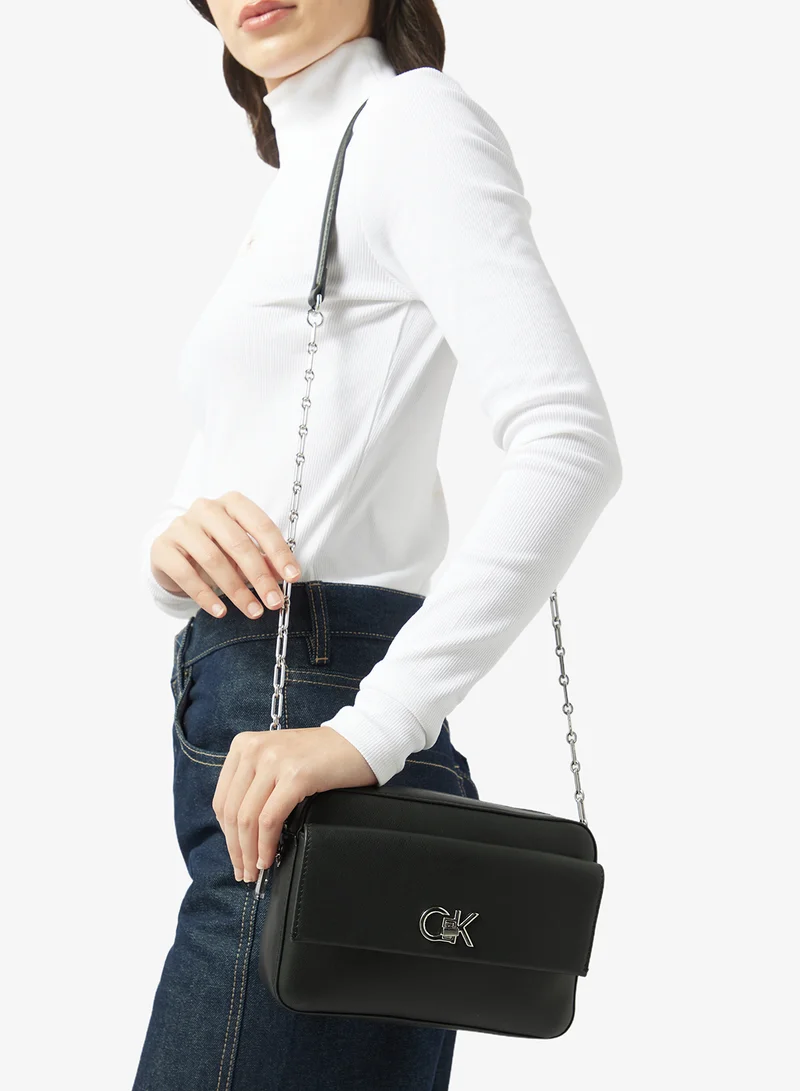 كالفن كلاين حقيبة كاميرا بشعار